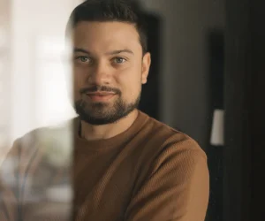 psicólogo evidenciando os beneficios da terapia junguiana online